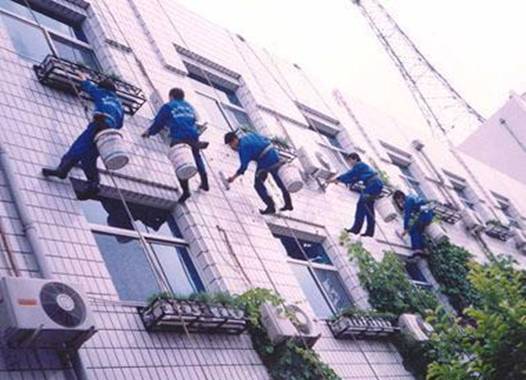 員工進(jìn)行幕墻清洗作業(yè)